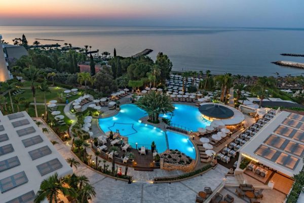 فندق شاطئ ميديتيرانيان قبرص ( المميزات + المرافق + الخدمات )