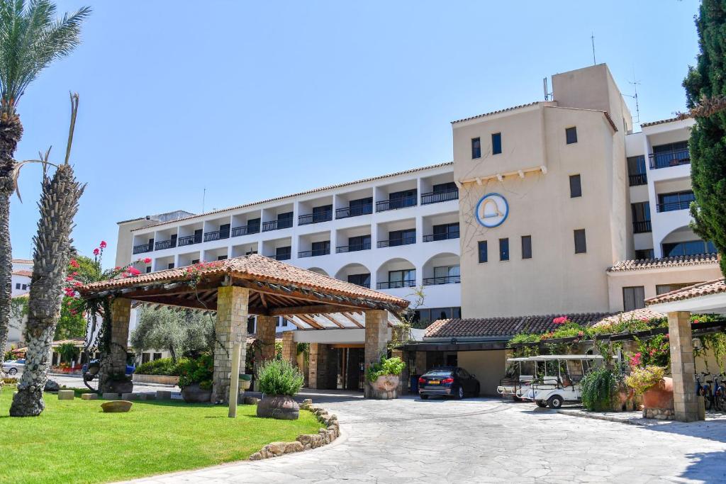 موقع فندق ومنتجع كورال بيتش قبرص
