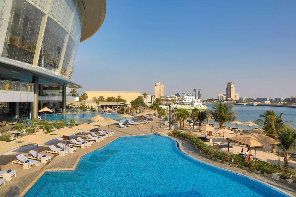 منتجعات ابو ظبي مع مسبح